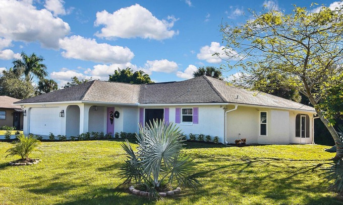 Punta Gorda House | Stylish Canal Home with King Bed and Lanai and Fishing dock