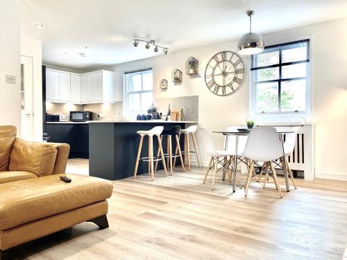 Kirkwall Apartment | Stylish Central 2 Bedroom Apartment - Free Parking, Free WiFi