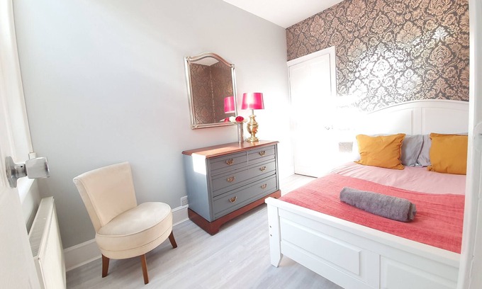 Luton House | Stylish character home, near town centre, M1, airport, Self Check-in