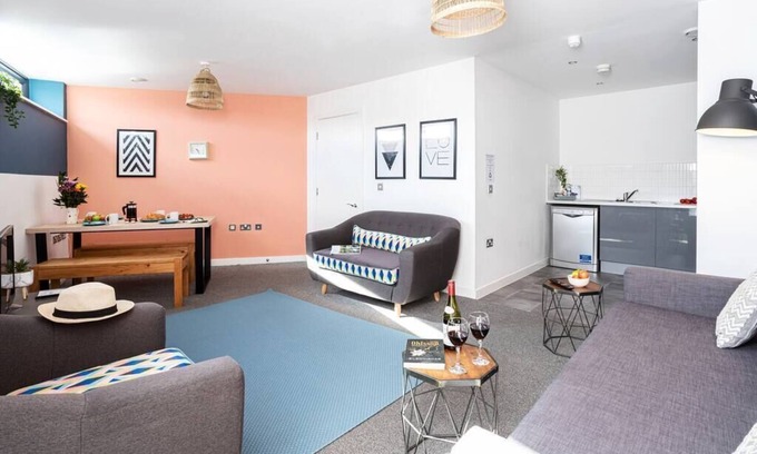 Lancaster Apartment | Stylish City Apartment with Parking Bridge Square Apartments