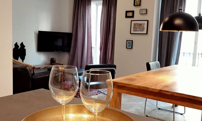 La Victoria Apartment | stylish city center apt.king bed