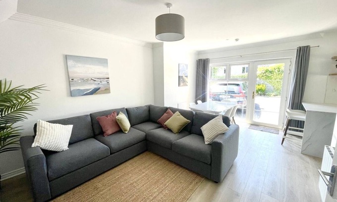 Galway Apartment | Stylish City Retreat - sleeps 6