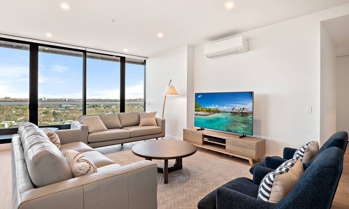 Alphington Apartment | Stylish City-View Apartment with Premium Amenities