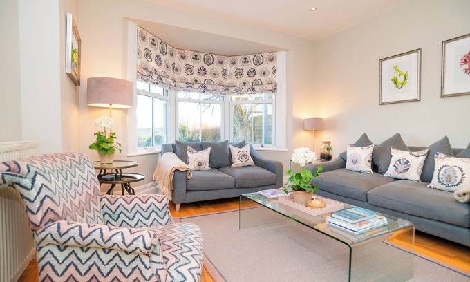 Kingsbridge House | Stylish Coastal Luxury - 5 Bed, Hot Tub, EV Charger