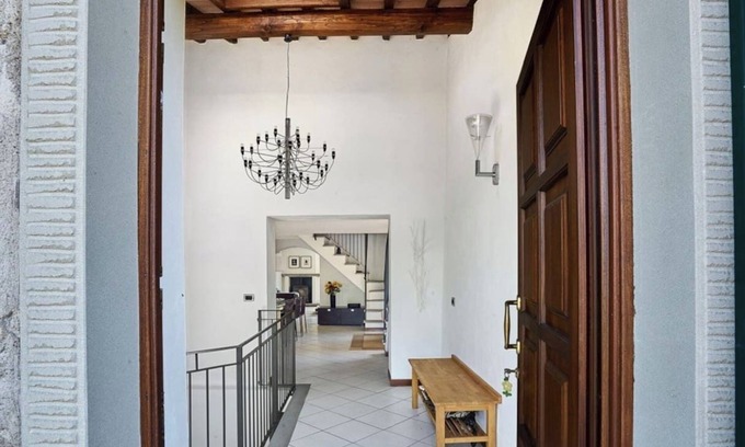 Maglietola House | Stylish Comfort Meets Tuscan Charm. 4 bathrooms and high-speed internet.