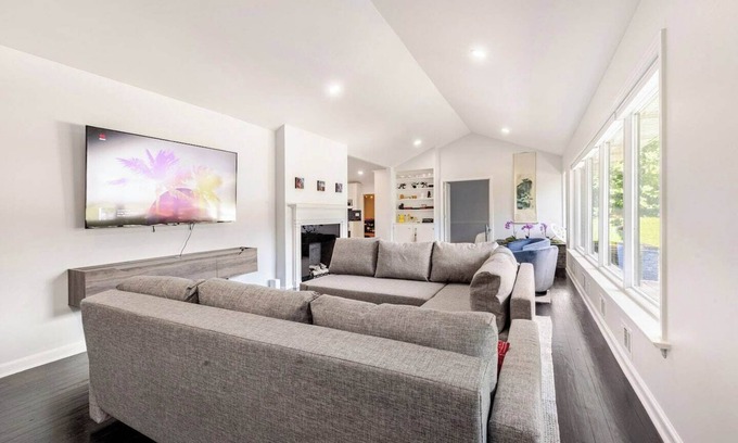 College Park House | Stylish Comfort/Modern/Chef Kitchen/4 BR/2 Baths