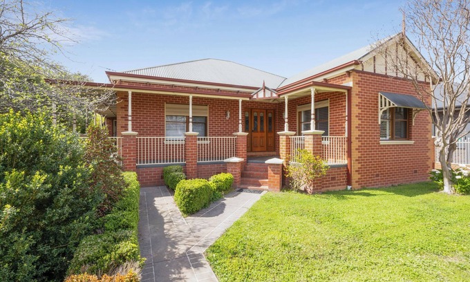 Benalla House | Stylish, comfortable and well located