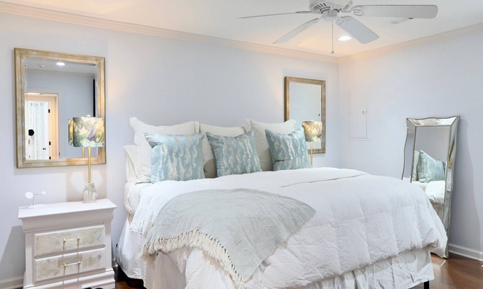 Oxford House | Stylish Condo, Walk to Square - Squares Lil East