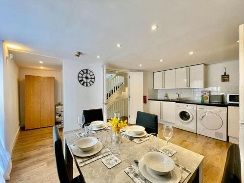 Valentines House | Stylish Cosy 2 Bed Ilford Home with Free Parking
