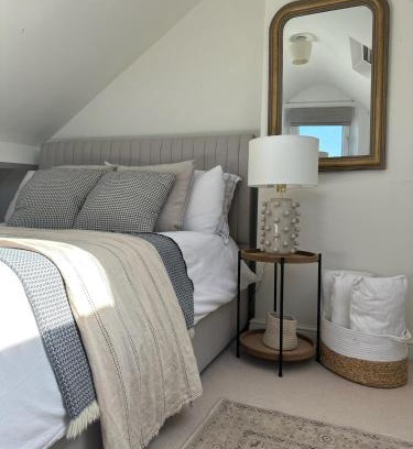 Rawcliffe Bridge House | Stylish Cottage near York