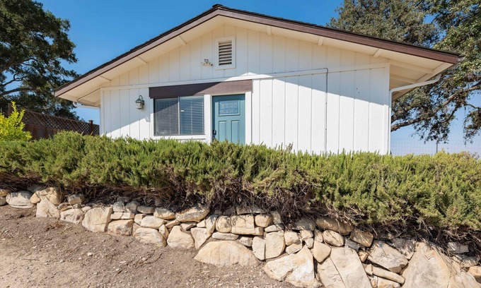 Templeton House | Stylish Cottage on 24 acres w/Endless Vineyard Views and Heart Hill on 46 West