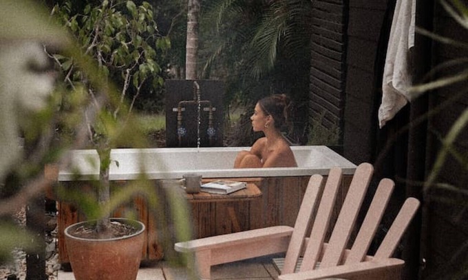 Palmwoods Cottage | Stylish Cottage + Outdoor Bath near Montville