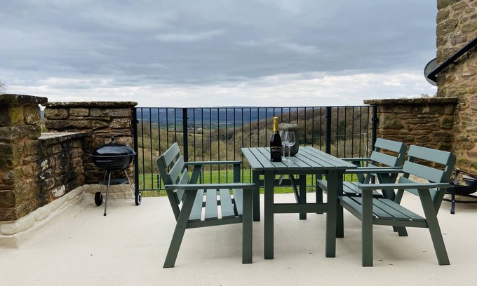 Redbrook Cottage | Stylish Country Cottage With Balcony Views