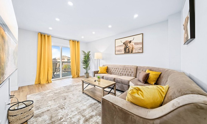 Barrie House | Stylish & Cozy - 4Bdrm House Fast WIFI, 2.5 Bath