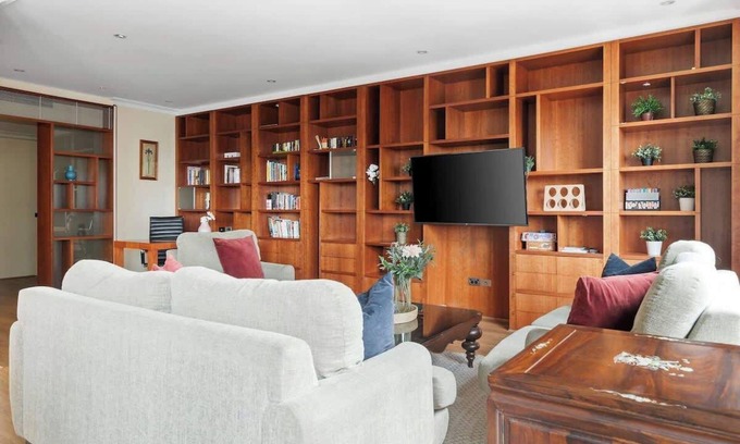 Chinatown Apartment | Stylish & Cozy 4BR Retreat with FREE Parking