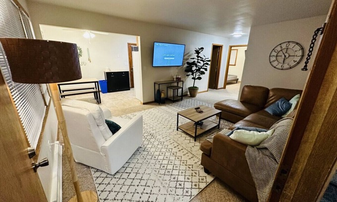 Appleton Apartment | Stylish & Cozy APT-Self Check-In & Free Parking
