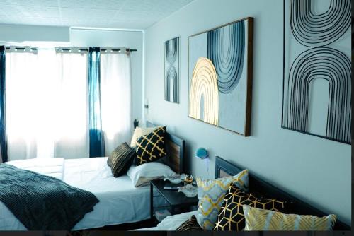 Atlantic City House | Stylish Cozy Quiet Family Retreat and Romantic getaway Sleeps up to 7 with Fast Wifi, Free Parking, Work station, Alexa enabled, Fenced in Backyard for Pets Grill Party Patio, Porch, Beach, Canal, stadium,Boardwalk Restaurants, and much more!