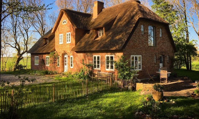 Oldenswort House | Stylish & cozy unter thatched roof with park-like garden (apartment)