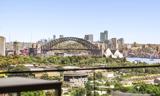 Darlinghurst Apartment | Stylish Double Storey Apt + Harbour Bridge Views!