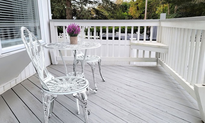 Greenwich House | Stylish downstairs apartment. Walk to town, train, & beach ferry!