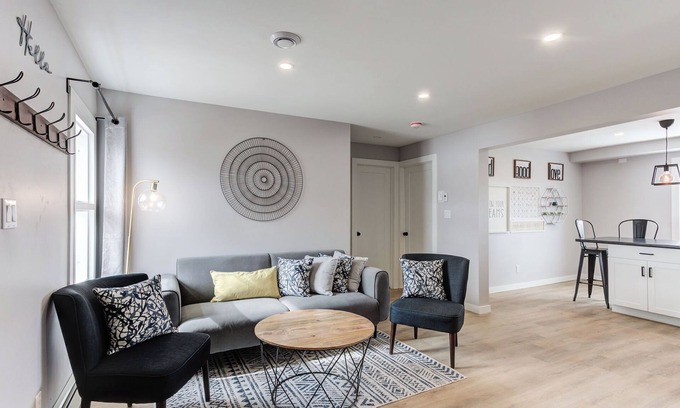 Sudbury House | Stylish Downtown Sudbury Loft! Sleeps 6 - Close to Everything!