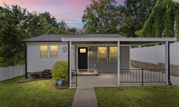 Gastonia House | Stylish Downtown Gastonia Stay – 2BR/2BA w/King + Queen