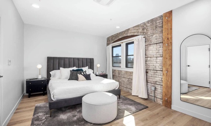 Grand Rapids Apartment | Stylish Dual King Suites - Walk to Bridge St