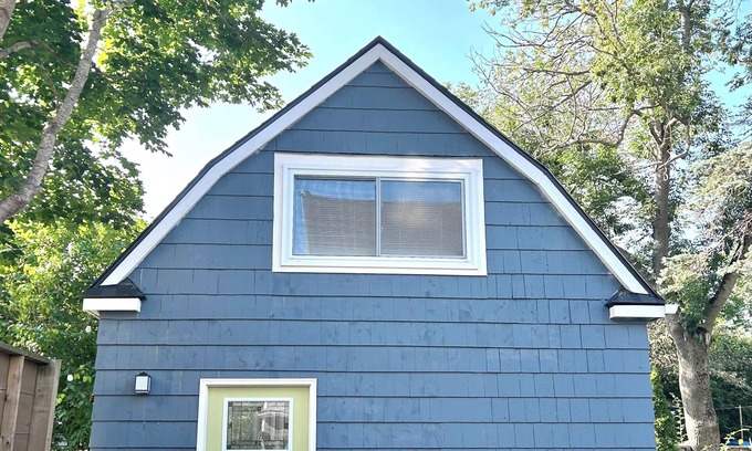 North End House | Stylish executive retreat - king bed, 1.5 baths, fast wifi, all new amenities!