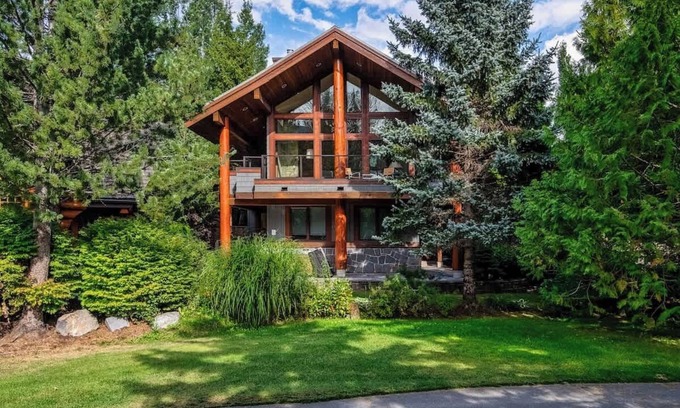 Nicklaus North House | Stylish Family Chalet, Hot Tub, Views, BBQ