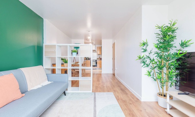 Stratford and New Town Apartment | Stylish Flat in Stratford, London