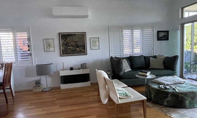 Barlows Hill Apartment | Stylish Garden Apartment With Keppel Island Views