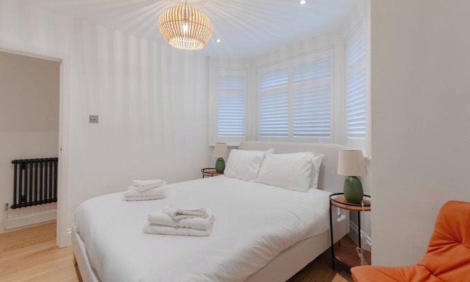 Hillside Apartment | Stylish Garden Home | 2 Bed | Wimbledon Village