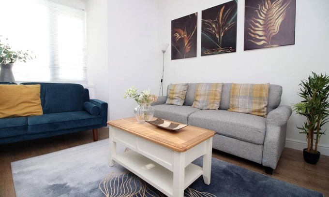 Castle Apartment | Stylish Group Stay - 4Beds Flat at Swansea Centre