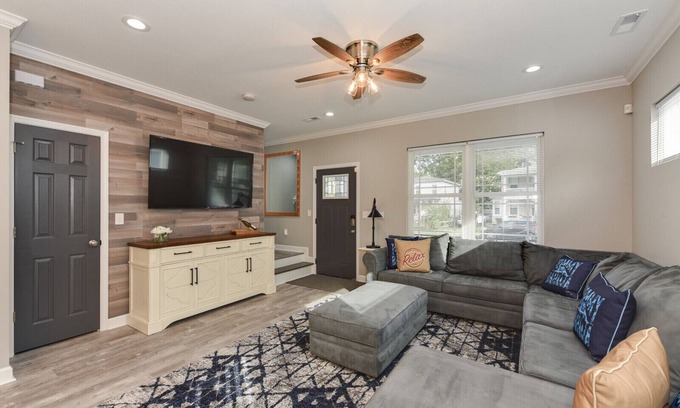 Hampton House | Stylish Home in Phoebus - 5 min to Buckroe Beach