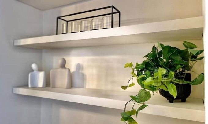 St. Andrew's House | Stylish Hornchurch Home | Central Location & Parking | Greater London | Sleeps 6