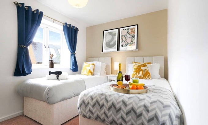 Newport Pagnell House | Stylish House - Free Parking, Fast Wi-Fi & SmartTV