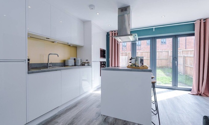 Failsworth House | Stylish House in MCR sleeps9