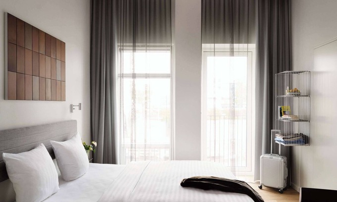 Sydhavnen Apartment | Stylish, industrial studio for 2