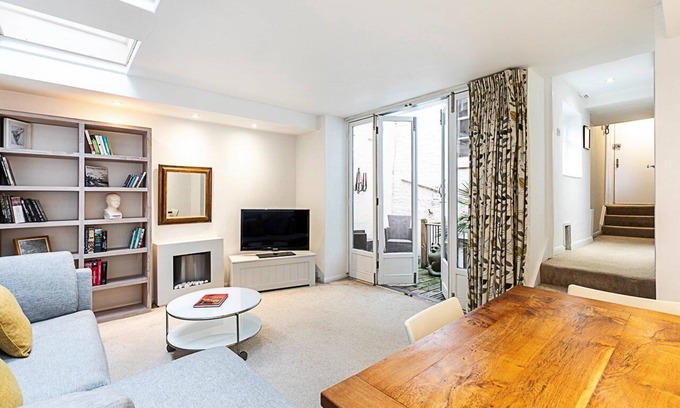King's Cross Apartment | Stylish Kings Cross Flat with Patio Retreat