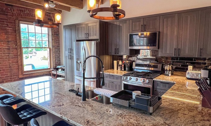 Historic Downtown Fernie Apartment | STYLISH l 3 BEDROOMS l SLEEPS 7 ADULTS l DOG FRIENDLY