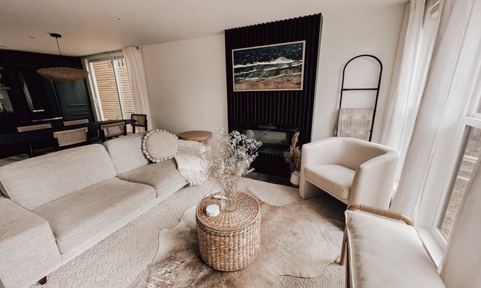 Bellingham Cottage | Stylish lakeside neighborhood cottage w/hot tub.