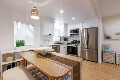 Alamitos Beach Apartment | Stylish Long Beach Retreat Walk to Beach Bars