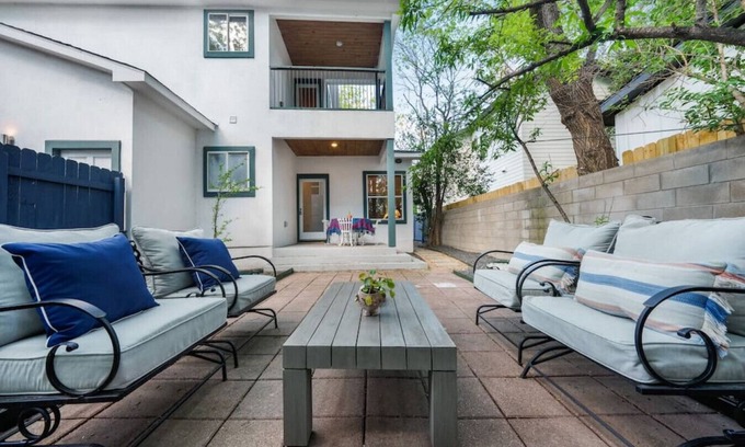 Brentwood House | Stylish + Modern 4-bedroom, 10 minutes to Downtown