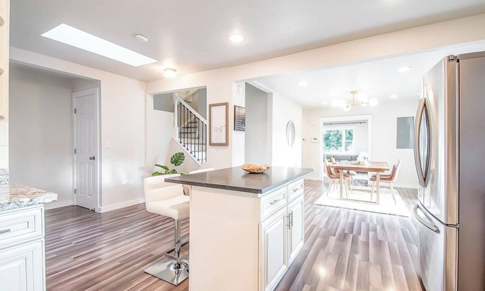 Judkins Park House | Stylish Modern Farmhouse w/Yard 10 mins from DT