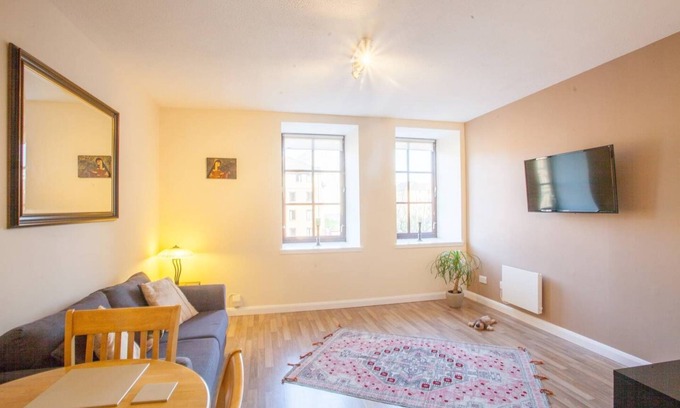 East End Apartment | Stylish, Modern flat in Merchant city!