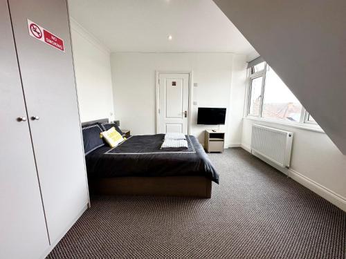 West Hendon Apartment | Stylish Modern, Private Apartment,15 Mins To Central London