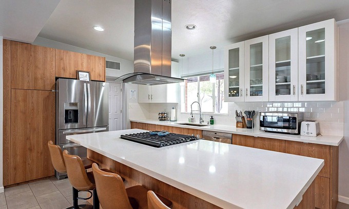 Blenman-Elm House | Stylish Modern Vintage 3BR/2BA with Pool Sleeps 8 - Low Summer Rates! 🏖️