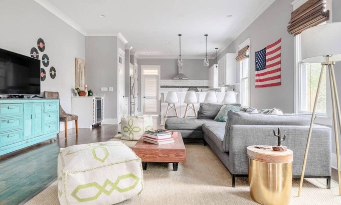 Eastwood House | Stylish Nashville Retreat for 10