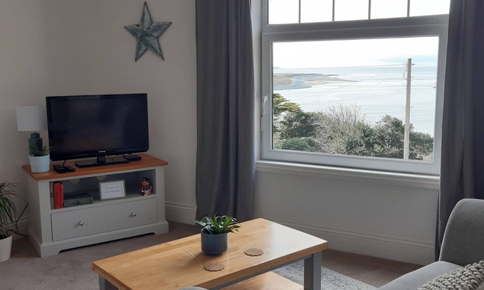 Barmouth Apartment | Stylish one bed apartment, 200 steps to the nearest beach.