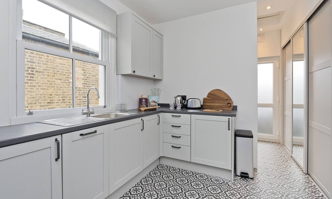 Boleyn Apartment | Stylish one bedroom flat near Kew Gardens by UnderTheDoormat